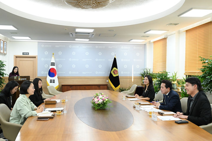 [서울=뉴시스] 임만균 서울시의회 의장(오른쪽 가운데)이 16일 질리안 람 주도쿄 홍콩경제무역대표부 수석대표(왼쪽 첫 번째)와 면담하고 있다. (사진=서울시의회 제공) 2026.09.16. photo@newsis.com *재판매 및 DB 금지