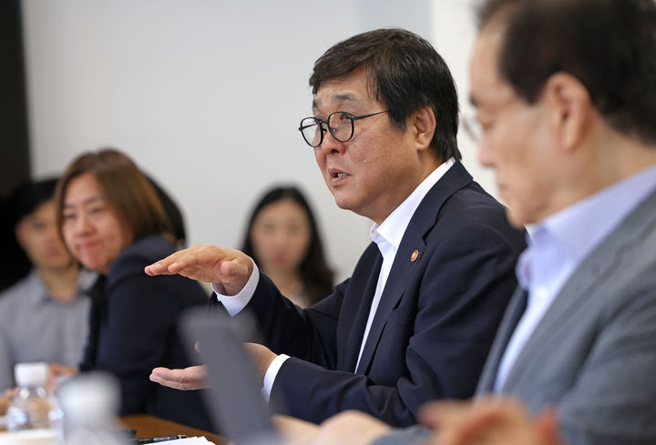 [서울=뉴시스] 최휘영 문화체육관광부 장관이 16일 서울 종로구 국립현대미술관 서울관에서 열린 문화예술정책자문위원회 출판 분과 제3차 회의에서 발언하고 있다. (사진=문화체육관광부 제공) 2026.09.16. photo@newsis.com *재판매 및 DB 금지
