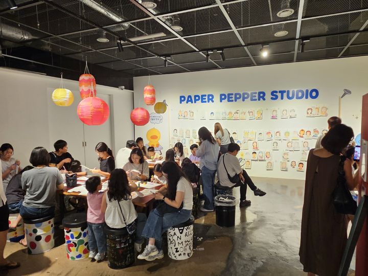 [울산=뉴시스] 울산 장생포 문화창고가 추석 연휴를 맞아 온 가족이 함께 즐길 수 있는 다채로운 문화예술 콘텐츠를 선보인다. 사진은 페이퍼 후추 특별전 '사각사각의 순간들' 체험 공간. (사진=고래문화재단 제공) photo@newsis.com *재판매 및 DB 금지