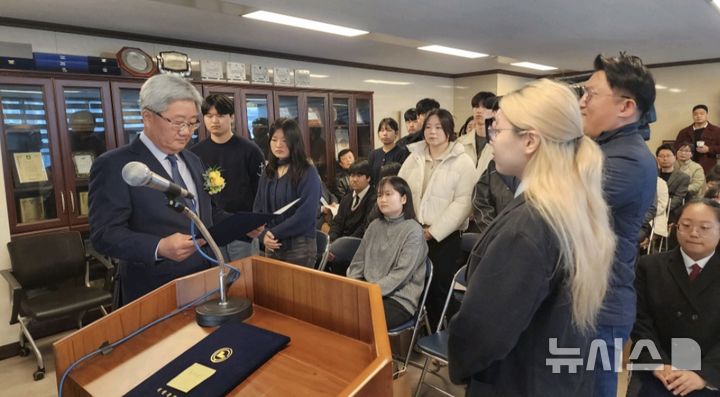 [전남광주=뉴시스] 지원장학회는 16일 올해 들어 고등학생 43명, 대학생 73명 등 116명에게 장학금 1억8900만원을 전달했다고 밝혔다. (사진=지원장학회 제공). 2026.09.16. photo@newsis.com *재판매 및 DB 금지