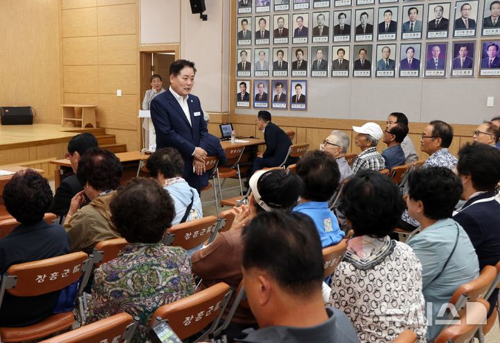 [장흥=뉴시스] 사순문 장흥군수가 15일 열린 제595회 장흥학당 연구모임 참석 군민들과 소통하고 있다. (사진=장흥군 제공) photo@newsis.com *재판매 및 DB 금지