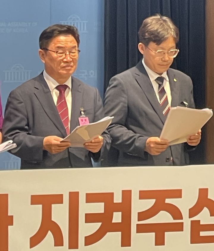 [창원=뉴시스]16일 권순기(왼쪽) 경남교육감이 대한민국교육감협의회와 함께 국회 소통관에서 기자회견을 하고 있다.(사진=경남교육청 제공) 2026.09.16.photo@newsis.com *재판매 및 DB 금지