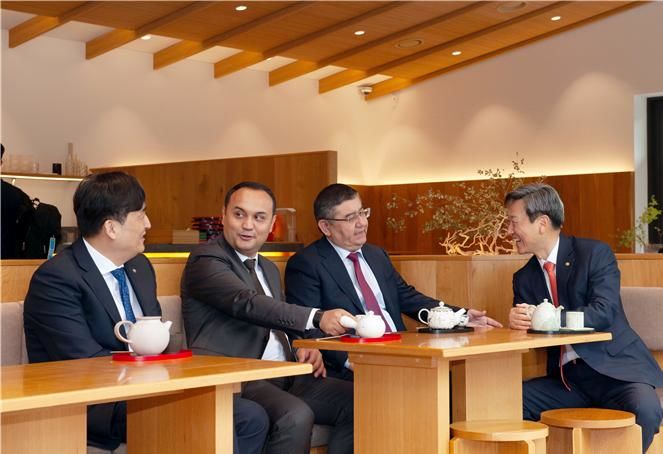 [서울=뉴시스] (왼쪽부터) 김병준 국제교류처장, 바흐티요르 마흐카모프 TUIT 총장, 자몰 틸로예비치 마흐수도프 우즈베키스탄 디지털기술부 차관, 정승렬 국민대 총장이 명원박물관 티하우스 차담을 하고 있다. (사진=국민대 제공) 2026.09.16. photo@newsis.com *재판매 및 DB 금지