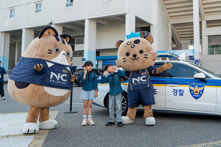 [서울=뉴시스] 프로축구 K리그2 서울 이랜드 FC, 시즌 2차 클럽상에서 '팬 프렌들리 클럽상' 수상. (사진=한국프로축구연맹 제공) *재판매 및 DB 금지