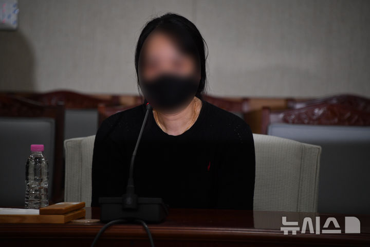 [전남광주=뉴시스] 변재훈 기자 = 장윤기 사건 범죄 피해자 고(故) 이채원양의 어머니가 16일 전남광주통합특별시의회 광주청사 대회의실에서 열린 '범죄피해자 지원 실태 및 과제' 토론에 참석해 관련 제도 보완 필요성을 강조하고 있다. 2026.09.16. wisdom21@newsis.com 