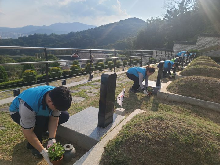 [창원=뉴시스]국립3·15민주묘지관리소, 하이트진로 마산공장과 친환경 합동 참배.(사진=국립3·15민주묘지관리소 제공) 2026.09.16.photo@newsis.com *재판매 및 DB 금지