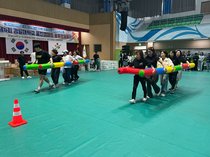 경북 울진군 북면 흥부체육관에서 열린 2026년 지역민과 함께하는 울진평생KIUM캠퍼스 체육대회에서 참가자들이 즐거운 한때를 보내고 있다. *재판매 및 DB 금지