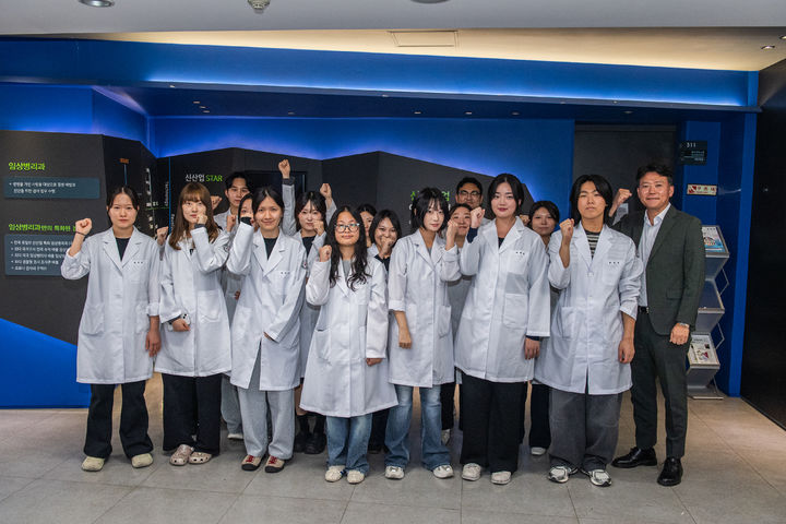 [대구=뉴시스] 대구보건대학교 임상병리학과 재학생 11명과 졸업생 4명 등 총 15명이 (사)한국실험동물학회 주관 '2026년도 실험동물기술원 2급 인증시험'에 합격했다. (사진=대구보건대학교 제공) 2026.09.16. photo@newsis.com *재판매 및 DB 금지