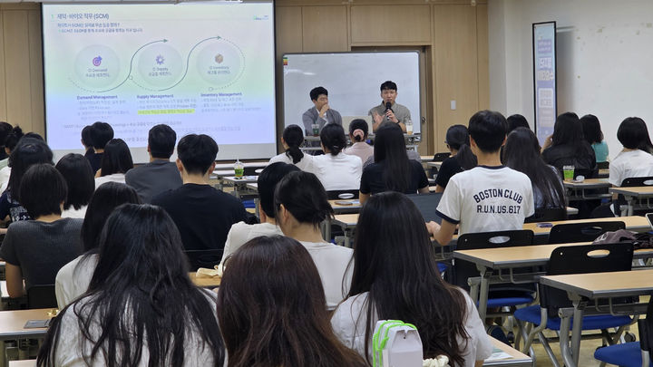 [대구=뉴시스] 대구가톨릭대학교 대학일자리플러스센터는 지역 청년들의 실무 역량 강화를 위해 AI 실무교육, 현직자 직무 특강, 산업 현장 탐방 등 취업 지원 프로그램을 운영했다. (사진=대구가톨릭대학교 제공) 2026.09.16. photo@newsis.com *재판매 및 DB 금지