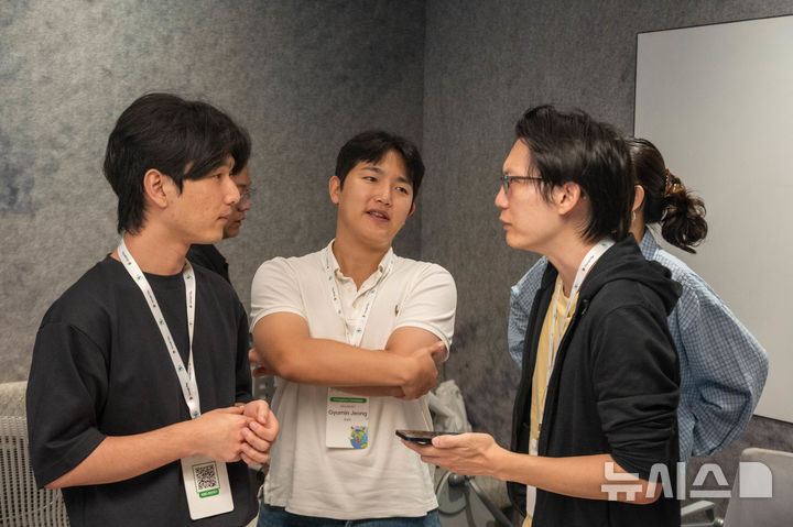 [싱가포르=뉴시스] 윤정민 기자 = 싱가포르 게임 개발사 '젠틀브로스'의 데스몬드 웡 대표(오른쪽)가 16일 구글 싱가포르 사무실에서 열린 '창구 이머전 트립'에서 구글플레이의 한국 스타트업 성장·해외 진출 지원 프로그램 '창구' 참가사인 지페들러의 정유진 대표(왼쪽)와 함께 이야기를 나누고 있다. 2026.09.17. alpaca@newsis.com