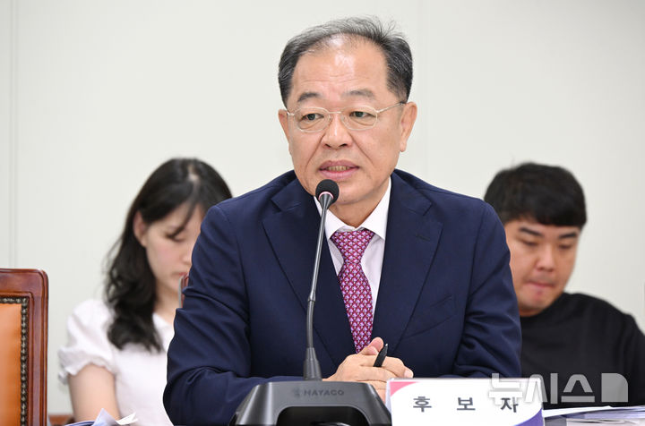 [창원=뉴시스]박태훈 경남로봇랜드재단 원장 임용후보자가 16일 경남도의회 경제환경위원회 인사청문회에 출석해 위원들의 질문에 답하고 있다.(사진=경남도의회 제공) 2026.09.16. photo@newsis.com