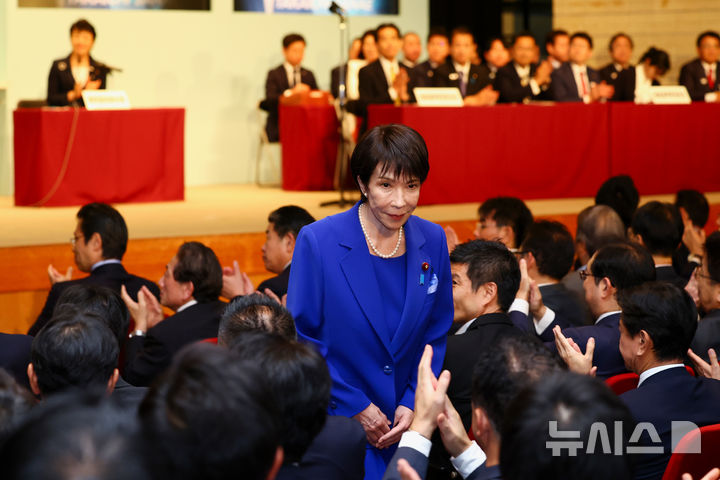 [도쿄=AP/뉴시스] 16일 TV아사히와 마이니치신문 등에 따르면 다카이치 사나에(高市早苗) 일본 총리가 자민당 지도부 인사를 단행했다. 사진은 지난해 10월4일 일본 도쿄에서 집권 자민당(LDP) 총재 선거에서 승리한 다카이치 총재가 박수를 받는 모습. 2026.09.16.