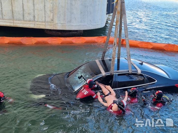 [포항=뉴시스] 16일 경북 포항해양경찰서가 포항 해오름대교 앞 해상에서 구조대와 현장부서 간 차량 추락 사고 대응을 위해 합동 구조훈련을 실시했다.(사진=포항해양경찰서 제공) 2026.09.16. photo@newsis.com