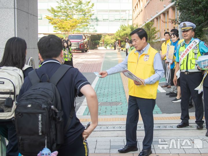 [인천=뉴시스] 구재용 인천 서해구청장이 지역 내 중학교에서 등굣길 교통안전 캠페인 활동에 참여해 학생들에게 홍보물을 나눠주고 있다. (사진=서해구 제공) 2026.09.16. photo@newsis.com