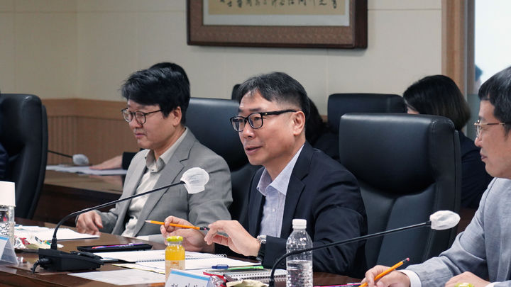 [서울=뉴시스] 김정 인천공항본부세관장은 16일 인천공항에서 '2026년도 제2차 전국 특송·우편세관 협의체'를 주재하고 있다. 2026.09.16. (사진=인천공항본부세관 제공) photo@newsis.com *재판매 및 DB 금지