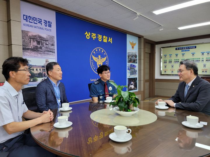 [서울=뉴시스] 서울지방변호사회 조순열 회장(맨 오른쪽)이 16일 경북 상주경찰서에 방문해 최성열 상주경찰서장(오른쪽에서 두번째)과 면담하고 있다. (사진=서울지방변호사회 제공) 2026.09.16 *재판매 및 DB 금지