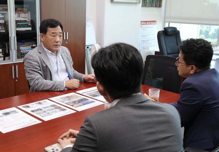 [울산=뉴시스] 국민의힘 박성민 국회의원(울산 중구)이 16일 국회에서 이정철 신세계 부사장 등 관계자들과 면담을 갖고 울산 중구 우정혁신도시 내 신세계 복합쇼핑몰 조성사업과 관련해 신세계 측으로부터 연내 지구단위계획 변경안 접수를 추진하겠다는 계획을 보고받고 있다. (사진=박성민 의원실 제공) 2026.09.16. photo@newsis.com *재판매 및 DB 금지