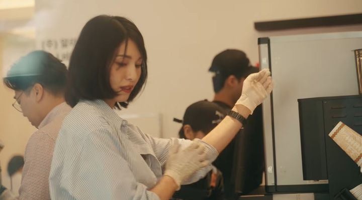 [서울=뉴시스] 김정화가 카페에서 직접 음료를 제조하는 모습이다. (사진=채널 김정화 유튜브 캡처) 2026.09.16. photo@newsis.com *재판매 및 DB 금지