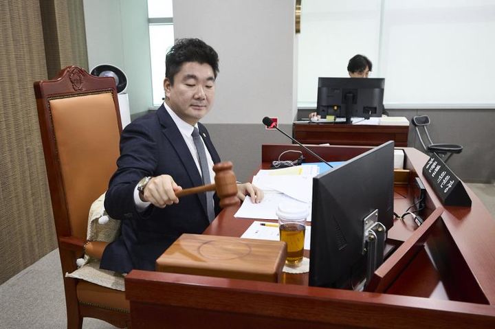 [수원=뉴시스] 장한별 경기도의회 의회운영위원회 위원장이 15일 제393회 임시회 제2차 회의를 진행하고 있다. (사진=경기도의회 제공) 2026.09.16. photo@newsis.com *재판매 및 DB 금지
