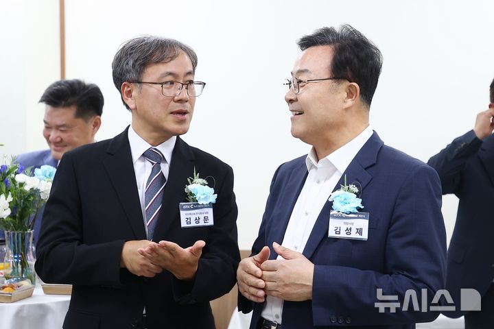 [의왕=뉴시스] 김성제 의왕시장(사진 오른쪽)이 GTX-C 노선 홍보관 개관식에 참석해 관계자로부터 사업 추진과 관련한 의견을 나누고 있다. (사진=의왕시 제공).2026.09.16. photo@newsis.com