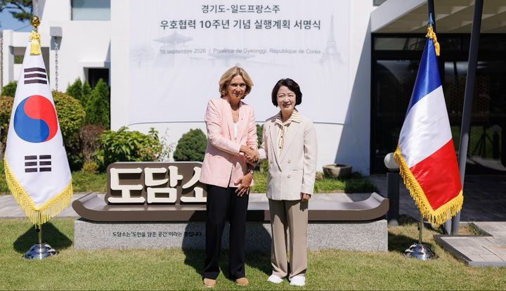 [수원=뉴시스] 추미애 경기도지사와 발레리 페크레스(Valérie Pécresse) 프랑스 일드프랑스 주지사가 16일 도담소에서 기념사진을 찍고 있다. (사진=경기도 제공) 2026.09.16. photo@newsis.com *재판매 및 DB 금지