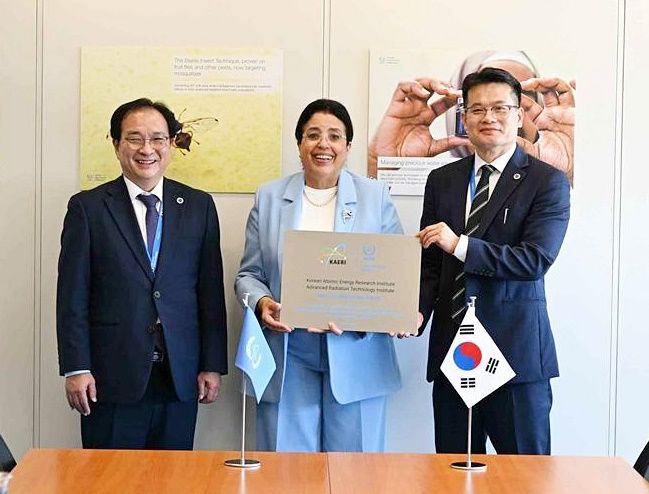 [대전=뉴시스] 원자력연구원 첨단방사선연구소가 IAEA 국제협력센터로 4회 연속 지정됐다. 원자력연구원 임인철(왼쪽부터) 원장 권한대행, IAEA 나잣 목타르(Najat Mokhtar) 사무차장, 원자력연구원 정병엽 첨단방사선연구소장. (사진=원자력연구원 제공) 2026.09.16. photo@newsis.com *재판매 및 DB 금지