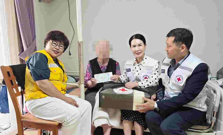 [창원=뉴시스]경남적십자사, 추석맞이 고령 이산가족 위로 방문.(사진=경남적십자사 제공) 2026.09.16.photo@newsis.com *재판매 및 DB 금지