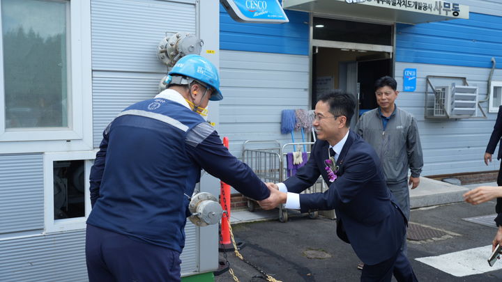 [서울=뉴시스] 김도영 제13대 제주개발공사 사장 삼다수사업장 사무동 방문 (사진=제주개발공사 제공) *재판매 및 DB 금지