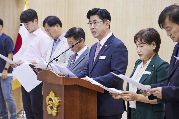 [수원=뉴시스] 경기도의회 윤충식(국민의힘·포천1) 예산결산특별위원회 부위원장을 비롯한 국민의힘 의원들이 16일 도의회 브리핑룸에서 경기도를 비판하는 기자회견을 하고 있다. (사진=경기도의회 제공) 2026.09.16. photo@newsis.com *재판매 및 DB 금지