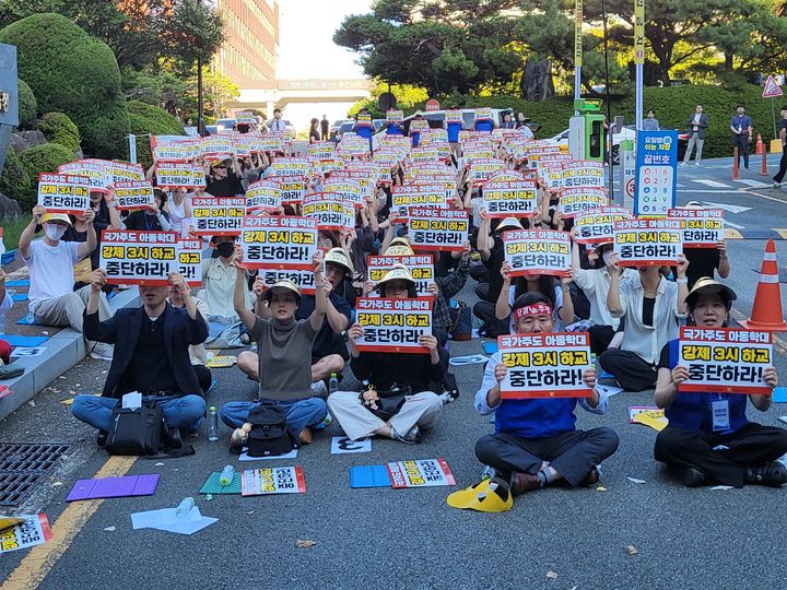[부산=뉴시스] 16일 부산시교육청 주차장 앞에서 부산교사노조와 초등교사노조가 집회에 참여하고 있다. (사진=부산교사노조 제공) 2026.09.16. photo@newsis.com *재판매 및 DB 금지