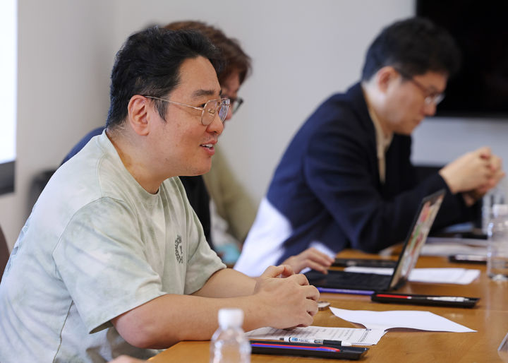 [서울=뉴시스] 작곡가 윤일상이 16일 서울 종로구 국립현대미술관 서울관에서 열린 문화예술정책자문위원회 대중음악 분과 제4차 회의에서 발언하고 있다. (사진=문화체육관광부 제공) 2026.09.16. photo@newsis.com *재판매 및 DB 금지