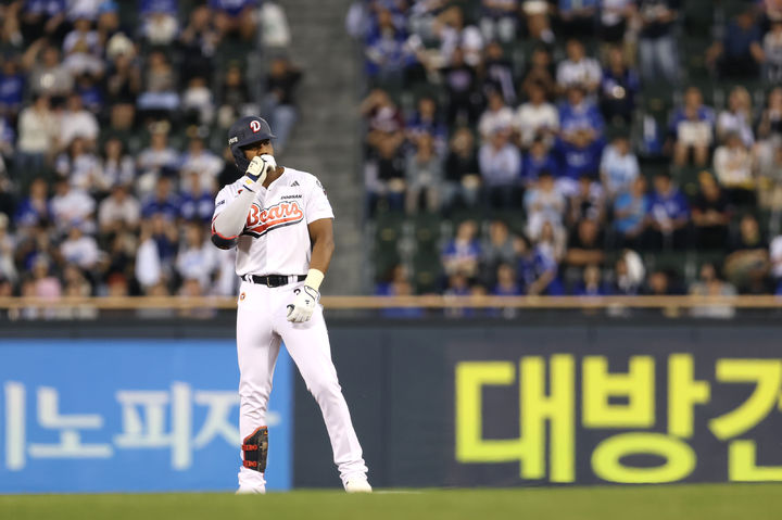 [서울=뉴시스] 프로야구 두산 베어스의 유니오 세베리노가 16일 서울 잠실구장에서 열린 2026 신한 쏠 KBO리그 삼성 라이온즈와의 경기에서 안타를 친 뒤 베이스를 밟고 있다. (사진=두산 베어스 제공) 2026.09.16.