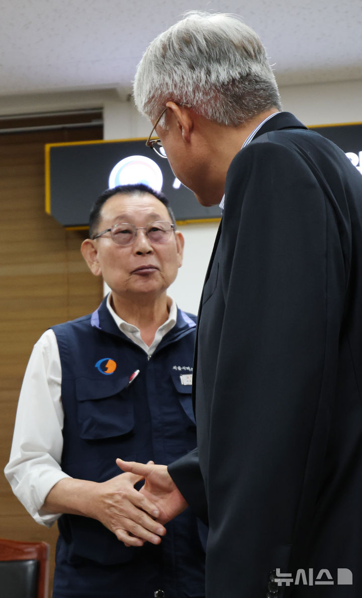 [서울=뉴시스] 박주성 기자 = 서울 시내버스 노사 협상이 극적으로 타결되어 16일 오전 서울 영등포구 서울지방노동위원회에서 김정환 서울시버스사업조합 이사장(오른쪽)과 박점곤 서울시버스노동조합 위원장이 인사를 나누고 있다. 2026.09.16. park7691@newsis.com