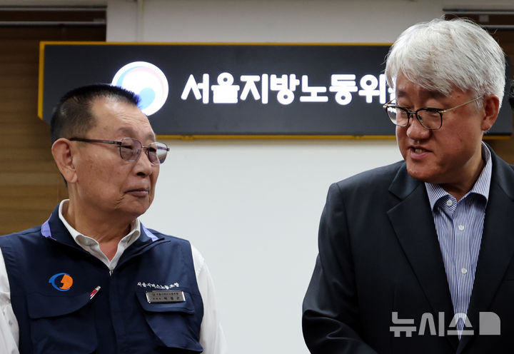 [서울=뉴시스] 박주성 기자 = 서울 시내버스 노사 협상이 극적으로 타결되어 16일 오전 서울 영등포구 서울지방노동위원회에서 김정환 서울시버스사업조합 이사장(오른쪽)과 박점곤 서울시버스노동조합 위원장이 관계자들과 인사를 나누고 있다. 2026.09.16. park7691@newsis.com