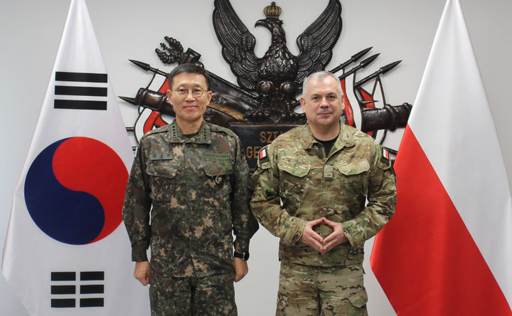 [서울=뉴시스] 김규하 육군참모총장이 지난 13일부터 15일까지(현지 시간) 폴란드를 방문해 양국 육군 간 군사교류와 방산 협력 확대방안을 논의했다. 사진은 김 참모총장이 비에스와프 쿠쿠와 폴란드 국방총참모장과 대담을 한 뒤 기념촬영 하고 있다. (사진=육군 제공) 2026.09.16. photo@newsis.com *재판매 및 DB 금지