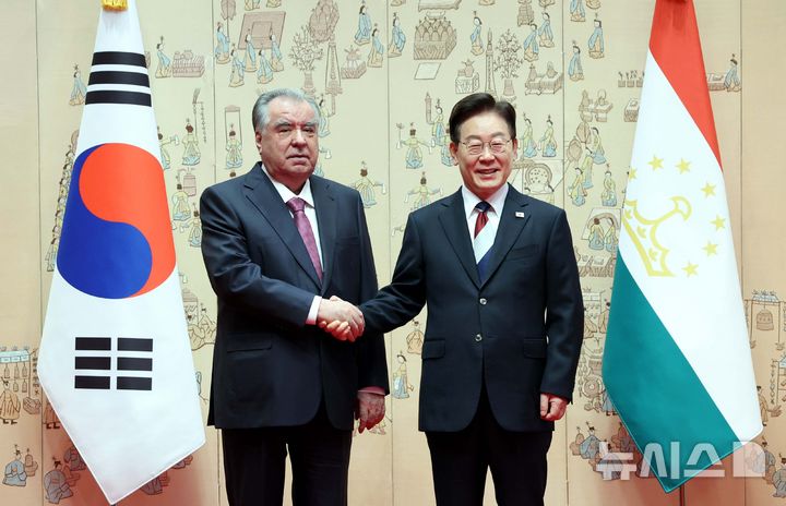 [서울=뉴시스] 김진아 기자= 이재명 대통령과 공식 방한한 에모말리 라흐몬 타지키스탄 대통령이 16일 청와대에서 기념 촬영을 하고 있다. 2026.09.16. bluesoda@newsis.com
