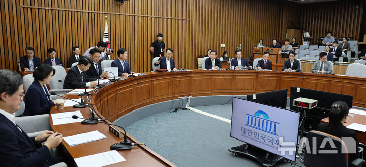 [서울=뉴시스] 고범준 기자 = 김도읍 국회 대법관 인사청문특위 위원장이 16일 서울 여의도 국회에서 열린 대법관(김성수)임명동의에관한인사청문특별위원회 전체회의에서 의사봉을 두드리고 있다. 2026.09.16. bjko@newsis.com