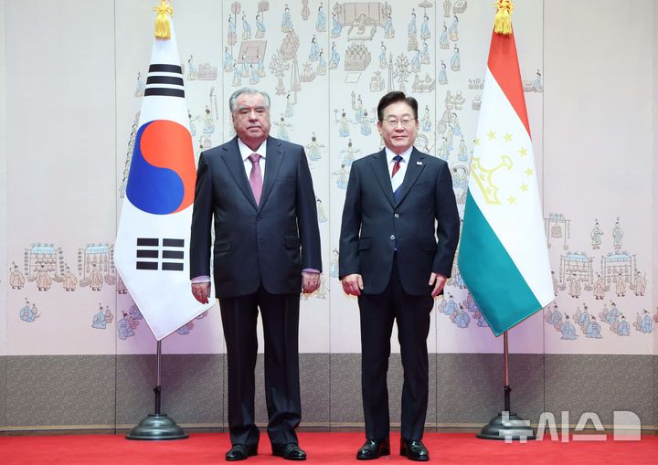 [서울=뉴시스] 김진아 기자= 이재명 대통령과 공식 방한한 에모말리 라흐몬 타지키스탄 대통령이 16일 청와대에서 기념 촬영을 하고 있다. 2026.09.16. bluesoda@newsis.com
