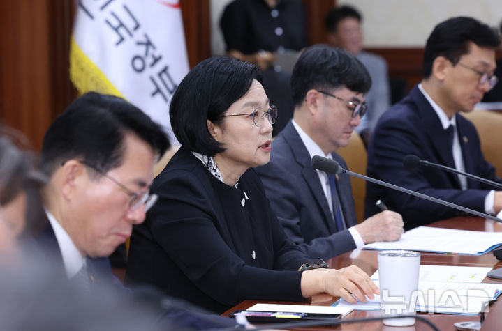 [서울=뉴시스] 조수정 기자 = 한성숙 국무총리가 16일 오전 서울 종로구 정부서울청사에서 제14회 국가정책조정회의를 주재하고 있다. 2026.09.16. chocrystal@newsis.com