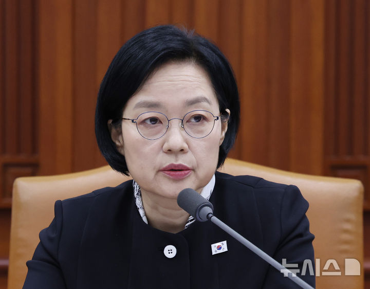 [서울=뉴시스] 조수정 기자 = 한성숙 국무총리가 16일 오전 서울 종로구 정부서울청사에서 제14회 국가정책조정회의를 주재하고 있다. 2026.09.16. chocrystal@newsis.com
