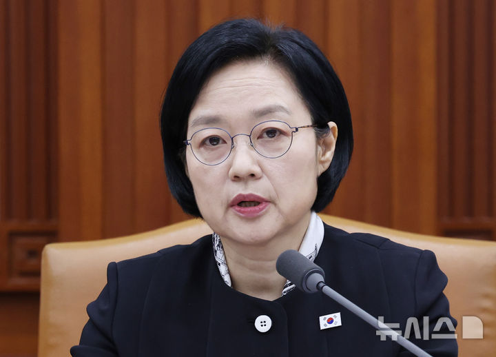 [서울=뉴시스] 조수정 기자 = 한성숙 국무총리가 16일 오전 서울 종로구 정부서울청사에서 제14회 국가정책조정회의를 주재하고 있다. 2026.09.16. chocrystal@newsis.com