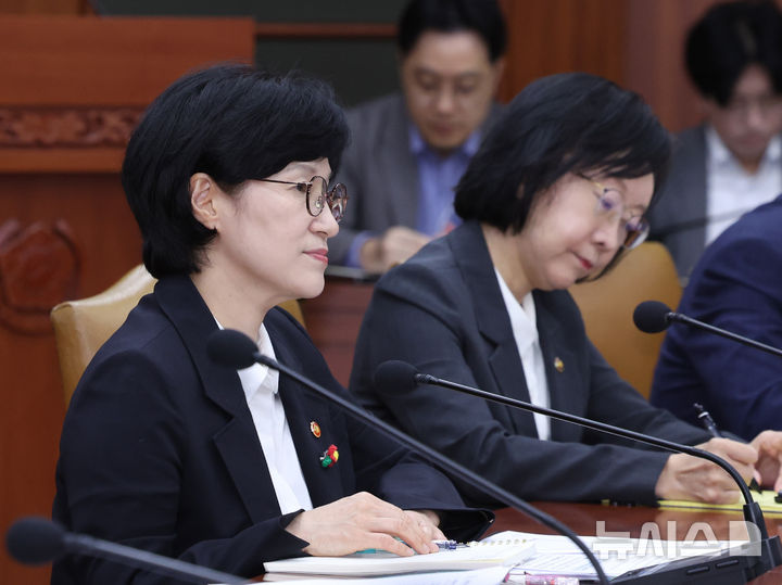 [서울=뉴시스] 조수정 기자 = 원민경 성평등가족부 장관과 오유경 식품의약품안전처장이 16일 오전 서울 종로구 정부서울청사에서 열린 제14회 국가정책조정회의에서 한성숙 국무총리 발언을 경청하고 있다. 2026.09.16. chocrystal@newsis.com
