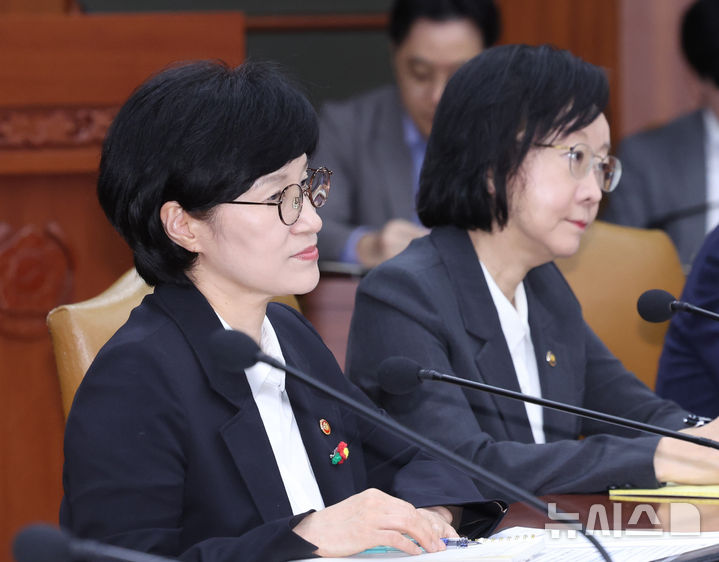 [서울=뉴시스] 조수정 기자 = 원민경 성평등가족부 장관과 오유경 식품의약품안전처장이 16일 오전 서울 종로구 정부서울청사에서 열린 제14회 국가정책조정회의에서 한성숙 국무총리 발언을 경청하고 있다. 2026.09.16. chocrystal@newsis.com