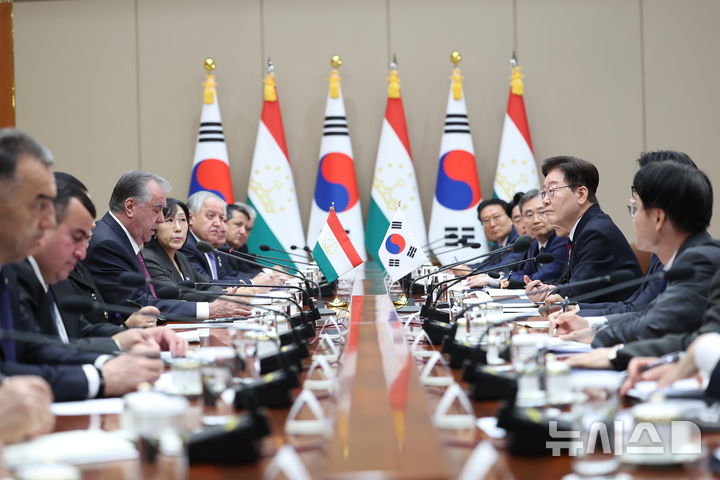 [서울=뉴시스] 김진아 기자= 이재명 대통령이 16일 청와대에서 열린 정상회담에서 에모말리 라흐몬 타지키스탄 대통령과의 발언을 경청하고 있다. 2026.09.16. bluesoda@newsis.com
