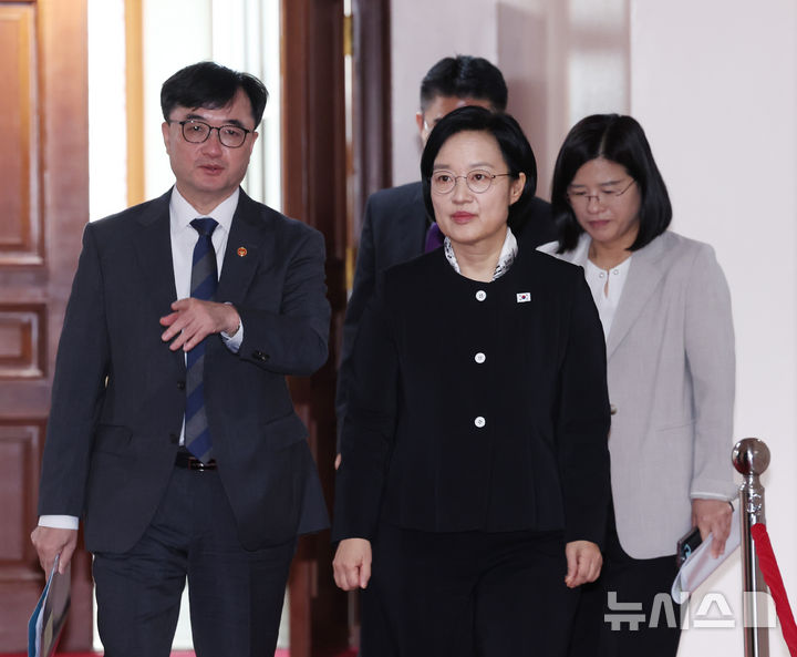 [서울=뉴시스] 조수정 기자 = 한성숙 국무총리가 16일 오전 서울 종로구 정부서울청사에서 제14회 국가정책조정회의를 주재하기 위해 입장하고 있다. 왼쪽은 임기근 국무조정실장. 2026.09.16. chocrystal@newsis.com