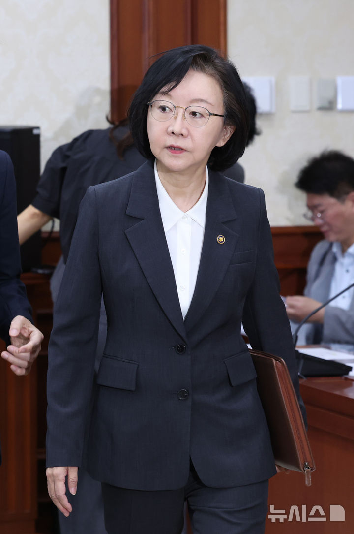 [서울=뉴시스] 조수정 기자 = 오유경 식품의약품안전처장이 16일 오전 서울 종로구 정부서울청사에서 열린 제14회 국가정책조정회의에 참석하고 있다. 2026.09.16. chocrystal@newsis.com