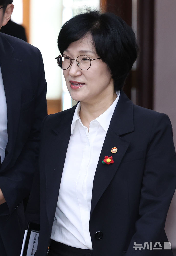 [서울=뉴시스] 조수정 기자 = 원민경 성평등가족부 장관이 16일 오전 서울 종로구 정부서울청사에서 열린 제14회 국가정책조정회의에 참석하고 있다. 2026.09.16. chocrystal@newsis.com
