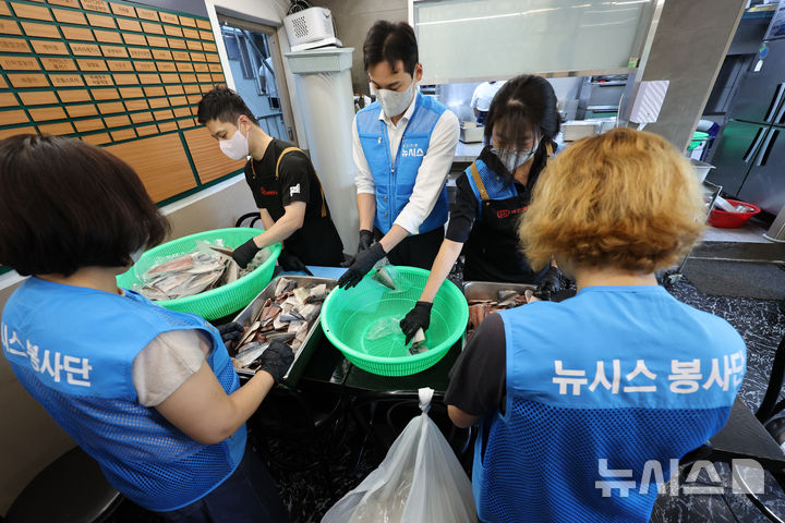 [서울=뉴시스] 권창회 기자 = 뉴시스 봉사단이 16일 오전 서울 용산구 아침애만나에서 재료손질을 하고 있다. 2026.09.16. kch0523@newsis.com