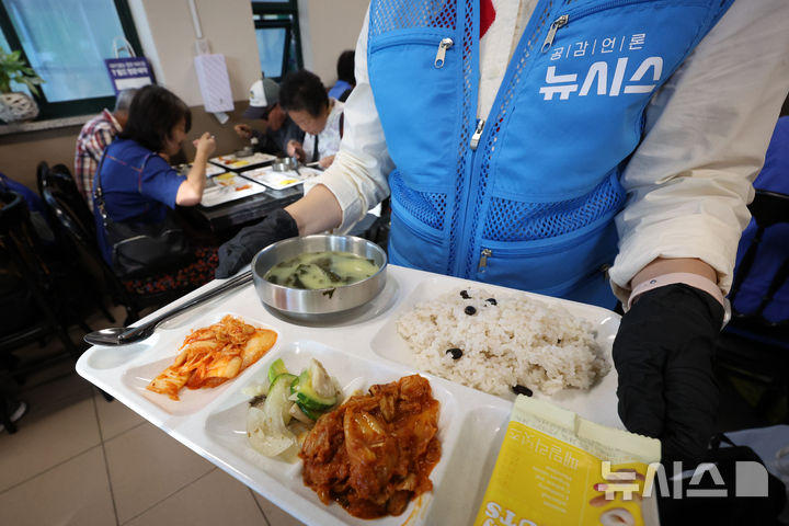 [서울=뉴시스] 권창회 기자 = 염영남 뉴시스 대표를 비롯한 봉사단이 16일 오전 서울 용산구 아침애만나에서 배식봉사를 하고 있다. 2026.09.16. kch0523@newsis.com