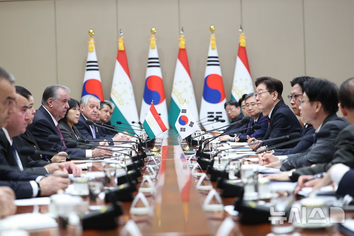 [서울=뉴시스] 김진아 기자= 이재명 대통령과 에모말리 라흐몬 타지키스탄 대통령이 16일 청와대에서 정상회담을 하고 있다. 2026.09.16. bluesoda@newsis.com